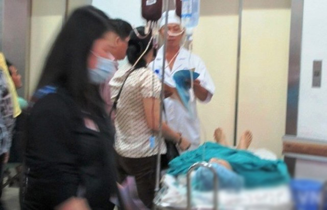 Tức tối vì bị phê bình, nữ điều dưỡng đâm đồng nghiệp trọng thương