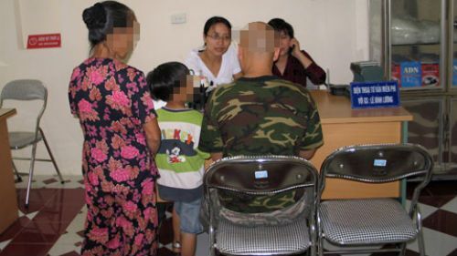 Bi hài chuyện vợ van xin cho kết quả xét nghiệm ADN cùng huyết thống