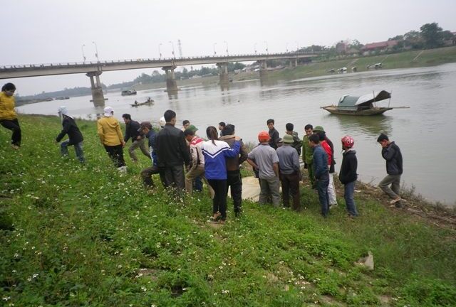 Lại phát hiện xác phụ nữ trôi trên sông