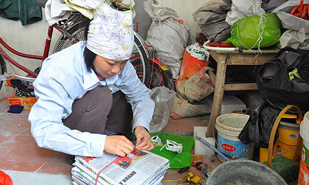 Cô giáo sáng đi dạy, chiều nhặt rác nuôi chồng bị bệnh