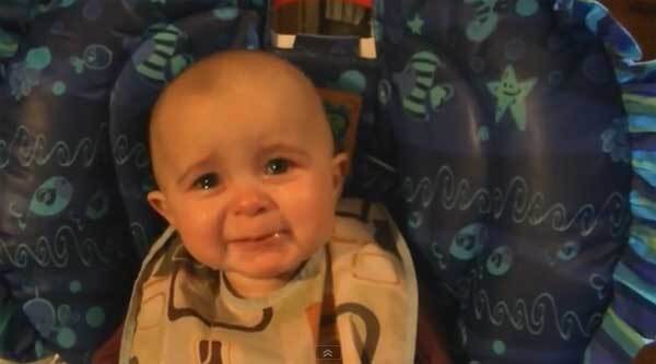 Biểu cảm ngộ nghĩnh của bé 10 tháng tuổi khi nghe mẹ hát