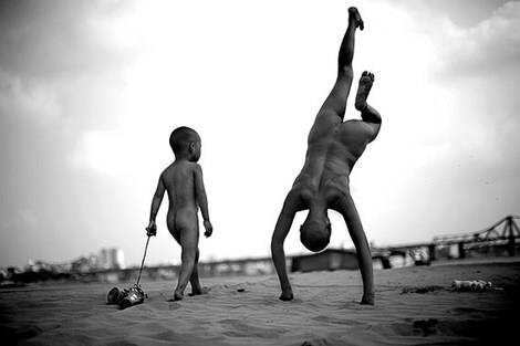 Khoảnh khắc tuyệt vời của hai mẹ con ở trần ven sông Hồng