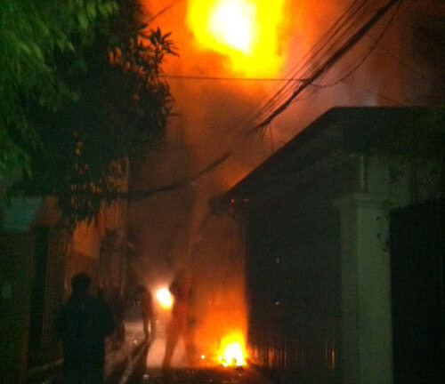 Clip: Cột điện cháy, nổ như pháo hoa ở ĐH Kinh tế quốc dân