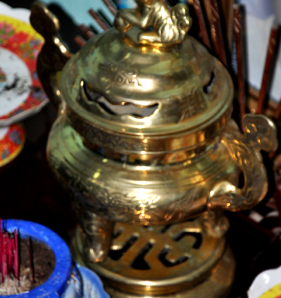 Gia đình phát hoảng vì bộ lư cổ được trả giá 300 tỷ đồng