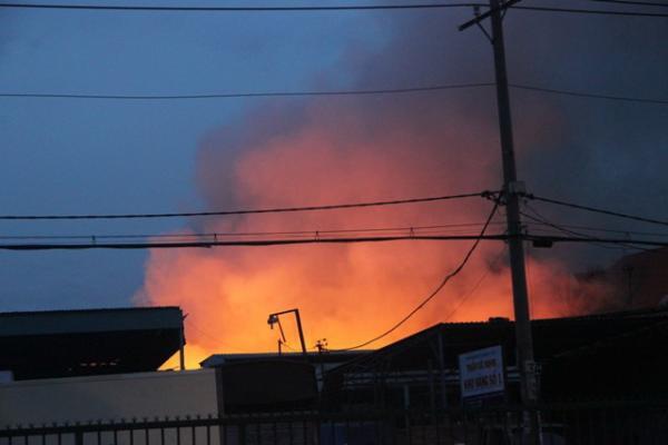 Cháy lớn cơ sở phế liệu, một gia đình chết cháy