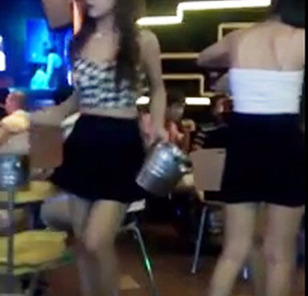 Cà phê bóng đá chân dài và