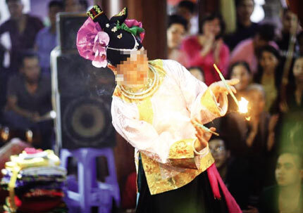 Kỳ quái chuyện 9x, 10x vừa học vừa mở phủ... hầu đồng