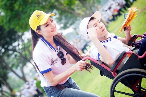 Trần Thị Quỳnh cùng 6000 người đi bộ hưởng ứng ngày khuyết tật Thế giới