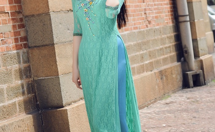 Tú Anh thướt tha áo dài xinh tươi trong nắng Sài Gòn