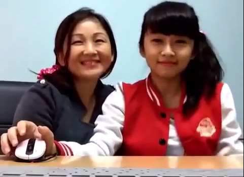 Sốt clip nữ sinh cùng mẹ “lên nóc nhà” hát “con bướm xuân”