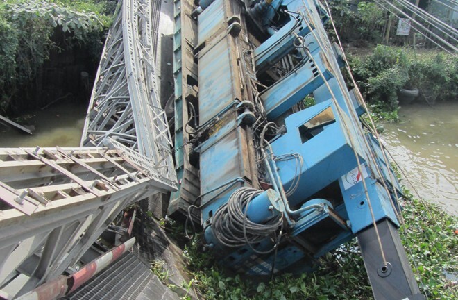 Vĩnh Long: Xe 60 tấn làm gãy đôi cầu, rơi xuống sông