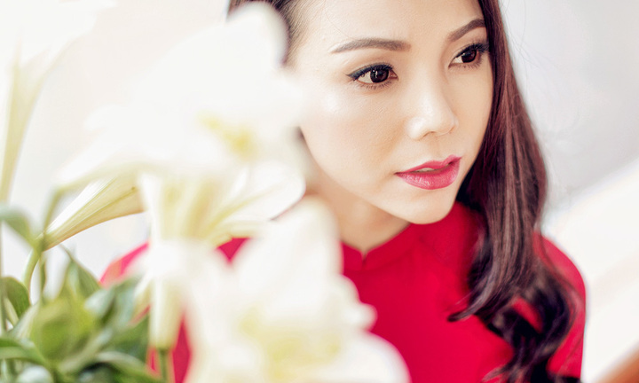 Trà Ngọc Hằng dịu dàng bên sắc hoa loa kèn