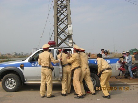 Tài xế cướp súng của cảnh sát rồi chạy thẳng xe về nhà