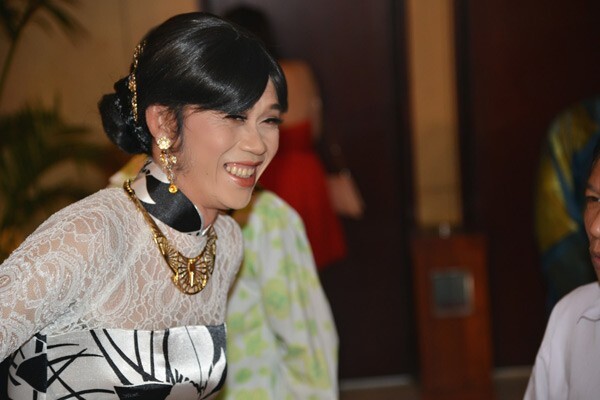 Hoài Linh từng chặt thịt heo, bán mía ghim