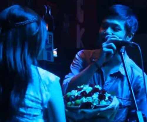 Clip ấn tượng: Chàng trai chiếm trọn sân khấu để cầu hôn bạn gái
