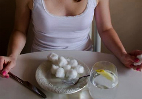 Kinh dị phong trào nuốt bông gòn giữ dáng ở giới trẻ