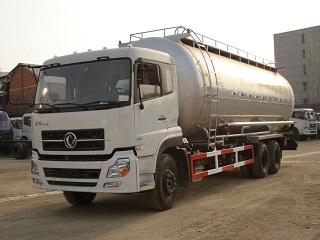 Quảng Ninh: Xe bồn chở xăng tông xe máy khiến 2 người bị thương nặng