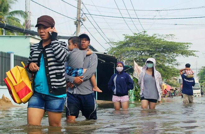 Triều cường dâng cao, dân Sài Gòn sống chung với lũ