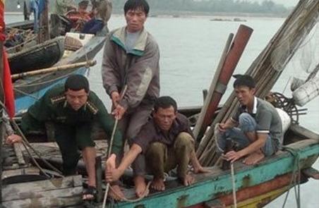 Gặp nạn trên biển, 4 ngư dân thoát chết trở về