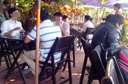 Bị phát hiện cà phê lúc 9h sáng, công chức bỏ chạy