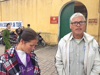 Người cha cắn ngón tay lấy máu viết đơn kêu oan cho con trai