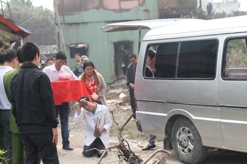 Clip: Đưa thi thể bé gái bị thiêu trong vụ cháy tại KĐT An Hưng về quê