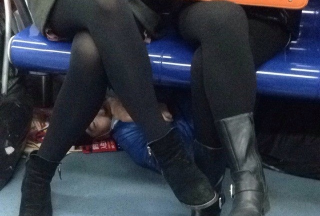 Gã ''biến thái'' trốn dưới gầm ghế để sờ soạng khách nữ