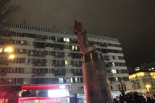 Ukraine: Những kẻ quá khích kéo đổ tượng Lenin tại Kiev