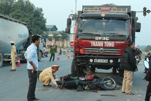 Xe tải mất lái do nổ lốp, hai người nguy kịch