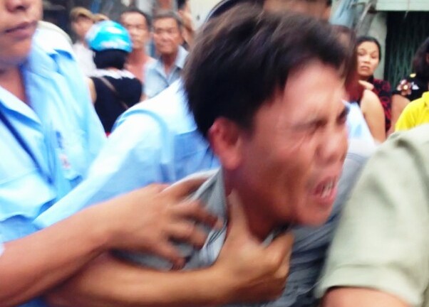 Hàng trăm người ký tên tố trật tự đô thị còng tay, đánh người