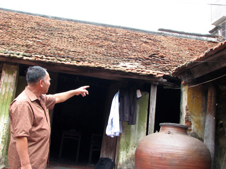 Sống khổ trong nhà cổ