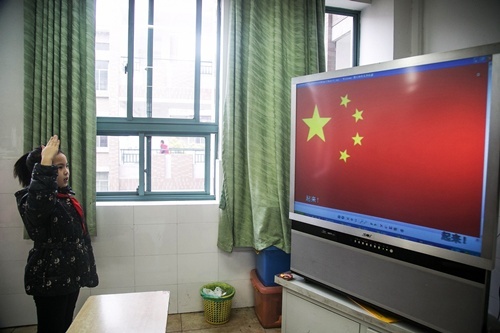 Môi trường quá ô nhiễm, học sinh Trung Quốc phải chào cờ trước tivi
