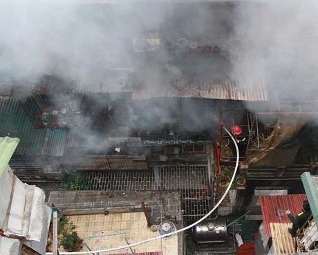 Đám cháy thiêu rụi 5 căn hộ trong khu tập thể Nam Đồng