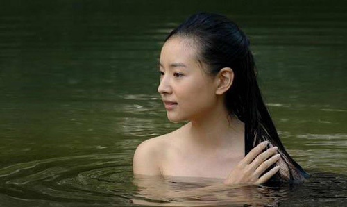 Ngắm sao Cbiz khoe thân gợi cảm khi ngâm mình trong nước