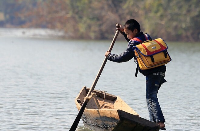 Học sinh chèo thuyền tới trường bất chấp thời tiết giá lạnh