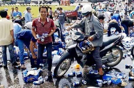 Tham gia “hôi của” 1.400 két bia 10 người tình nghi bị triệu tập