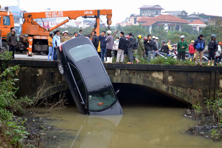 Xế hộp bất ngờ lao xuống sông, bé gái tử nạn