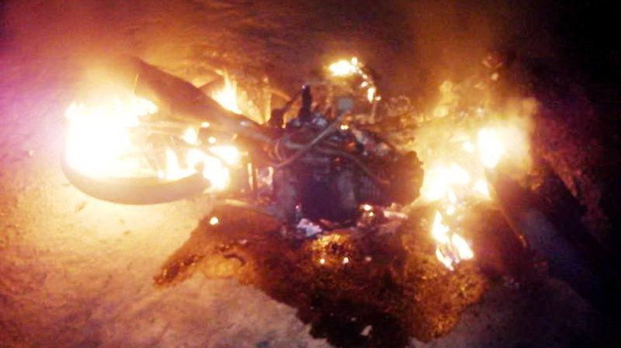 Cả làng vây đốt xe máy nhóm người ăn trộm chó