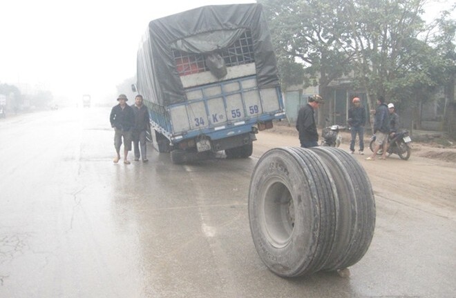 Hi hữu xe tải đang chạy bỗng rơi bánh ra đường