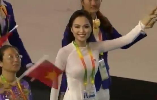 Clip: Hoa hậu Diễm Hương xinh đẹp tại Lễ khai mạc SEA Games 27