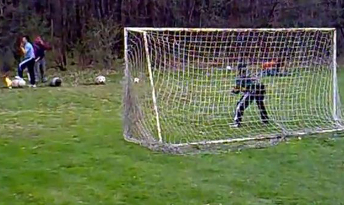 Clip độc: Bắn bóng bằng... pháo để đào tạo thủ môn