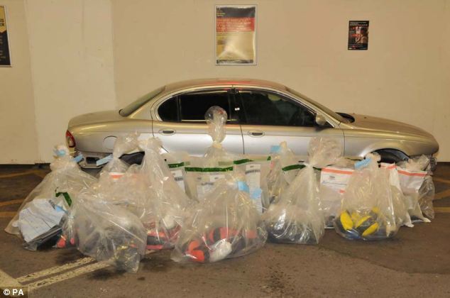 Phát hiện gần 200 kg ma túy trong “xế hộp” sang