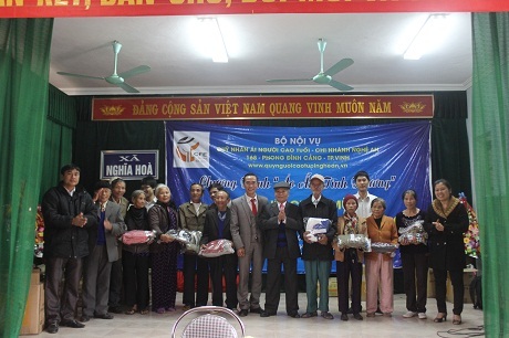 Chương trình “Áo ấm tình thương” đến với người dân Nghệ An