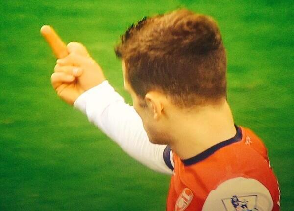 Clip: Jack Wilshere chĩa 