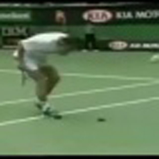 Clip hot: Sao Tennis đánh bóng khiến chim đang bay… chết cứng