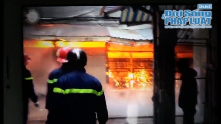 Clip: Lửa ngùn ngụt bốc lên tại chợ Nhà Xanh