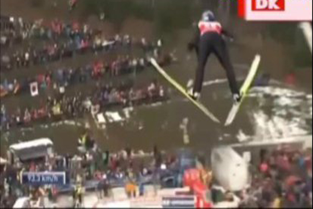 Clip: Ngôi sao trượt tuyết gặp tai nạn ở độ cao 141m