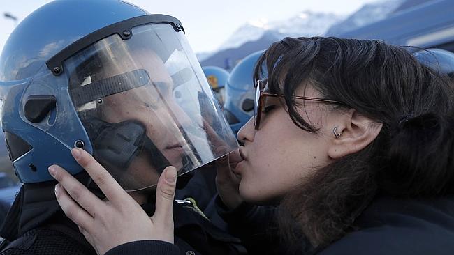 Hôn mũ cảnh sát, nữ sinh bị buộc tội tấn công tình dục