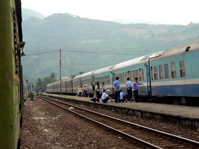 Tàu khách Hà Nội – Lào Cai trật bánh