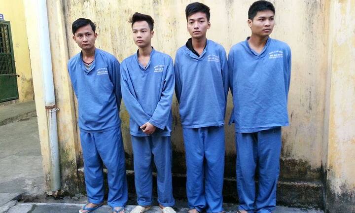 Giả bảo vệ  bến xe Nam Thăng Long ép khách nộp tiền